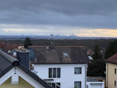 Exklusive 2,5-Zimmer-Wohnung mit FFM-Skyline-Blick und Balkon, Erstbezug nach Kernsanierung