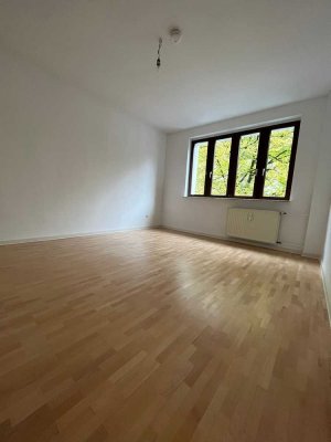 Geschmackvolle 2,5-Raum-Wohnung mit Balkon und Einbauküche in Essen