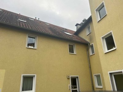 3-Raumwohnung auf bequemer Etage mit Einbauküche, Abstellkammer, Balkon und PKW Stellplatz!