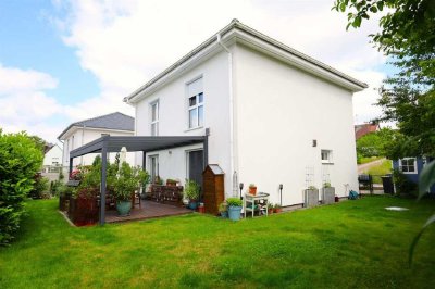 Modernes Einfamilienhaus - mit schönem Garten - und sonniger Terrasse