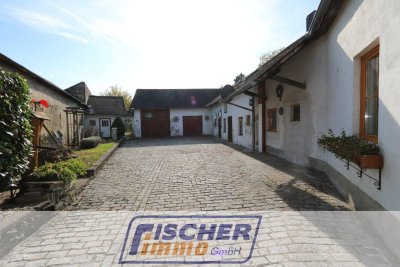 Sanierungsbedürftiges Bauernhaus (zwei Wohneinheiten) mit ruhigem Innenhof und Garten am Ende einer Sackgasse