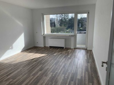 Renovierte Wohnung mit zwei Zimmern, Balkon und Einbauküche