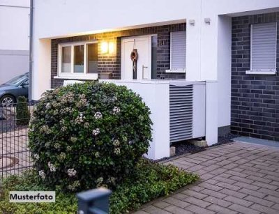 Freistehendes Einfamilienhaus mit Dachterrasse und Garage