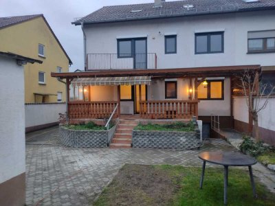 Kernsanierte 3-Zimmer-Wohnung im EG mit gehobener Innenausstattung, Balkon und Garten in Forst