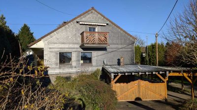 Schönes Einfamilienhaus mit Garage und Carport