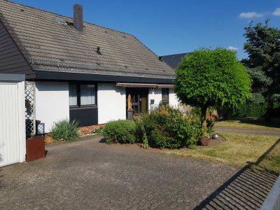 TOP Lage! Freistehendes Einfamilienhaus (ca. 171 qm) mit Einliegerwohnung ( ca. 64 qm).