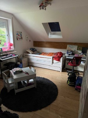 Nachmieter für freundliche 4-Zimmer-Dachgeschosswohnung mit Balkon und EBK in Grafrath Mauern