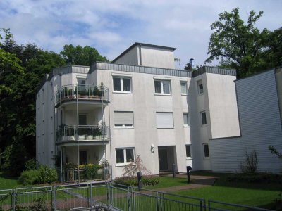 Attraktive 3,5-Zimmer-EG-Wohnung mit großer Loggia, Wintergarten und Einbauküche in Bonn Rüngsdorf