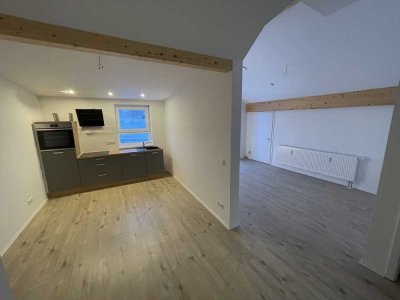 Neu errichtete Wohnung mit drei Zimmern sowie Balkon und Einbauküche in Münsingen