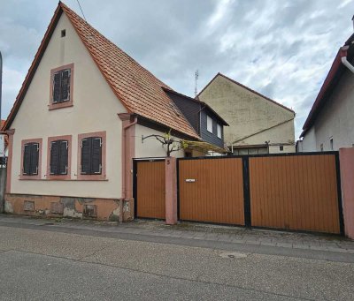 ~~ HANDWERKER AUFGEPASST - SANIERUNGSBEDÜRFTIGES WOHNHAUS MIT INNENHOF UND SCHEUNE ~~