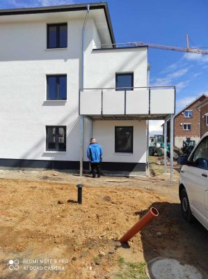 Schöne und neuwertige 2-Zimmer Penthauswohnung mit EBK und Carport