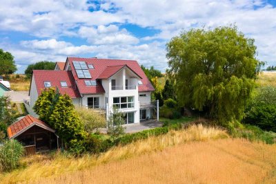 Mehrfamilienhaus in idyllischer Lage mit großzügigem Wohnraum für Familien.