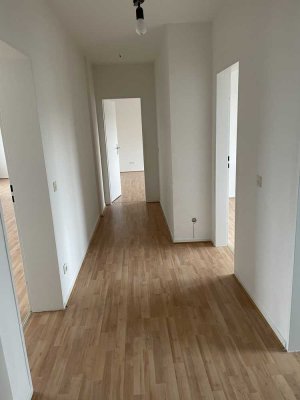 2021 ertüchtigte 90m² Wohnung mit neuem Bad, Gartenmitnutzung, Stellplatz