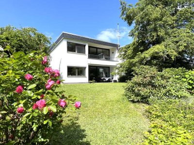 GEORGENBORN! TOLLES FAMILIENDOMIZIL MIT ZAUBERHAFTEM GARTEN ZWEI GARAGEN UND STELLPLATZ