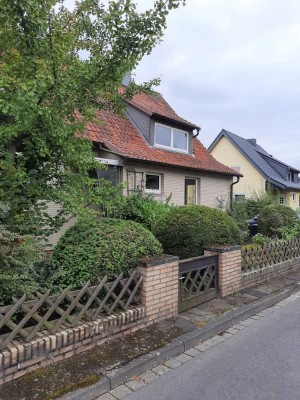 Freistehendes 1-2 Familienhaus mit großem Grundstück