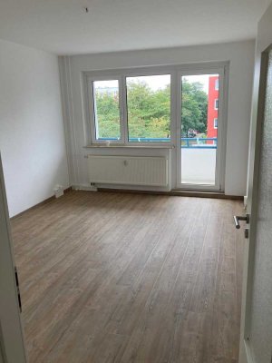 Sanierte 3 Raum-Wohnung mit Einbauküche und Balkon!!