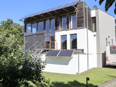 Bauhaus-Villa mit Pool & Panoramablick auf die Förde in Heikendorf-Kitzeberg