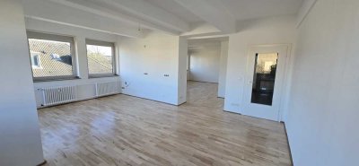 Großzügige, helle ca. 170qm:  5 Zimmer Wohnung mit Balkon, 4.OG, Aufzug  in Rüttenscheid