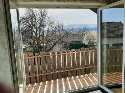 Gepflegte DG-Wohnung mit vier Zimmern sowie Balkon mit Bergblick und Gartenanteil in Tettenhausen