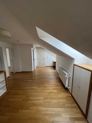 Maisonette-Wohnung mit vier Zimmern sowie Balkon und Einbauküche in Milbertshofen