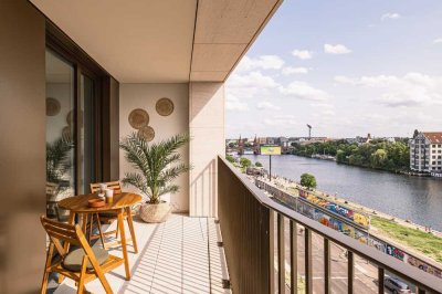 Stilvolle, voll möblierte 2 Zimmer Penthouse-Wohnung mit Balkon und Spreeblick