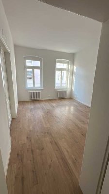 Traumhafte Altbauwohnung mit Stuck und hohen Wänden im 1. OG – Erstbezug nach Sanierung!