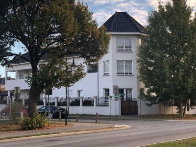 Neuwertige Terrassenwohnung mit dreieinhalb Zimmern mit Einbauküche & Stellplatz in Bernau