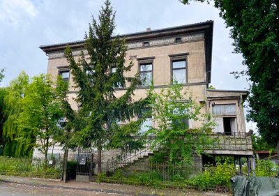 Charmante Villa am Wasser im Dornröschenschlaf