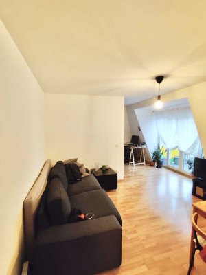 Gemütliche, helle Dachgeschosswohnung für Singles mit Balkon und Tiefgarage