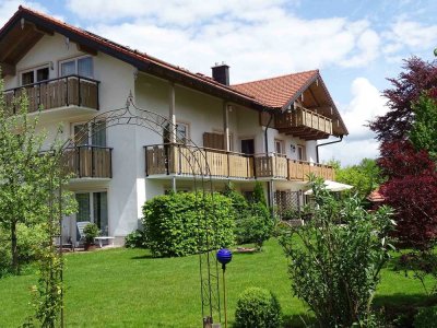 Erdgeschoss-Maisonette mit Terrasse fußläufig zum Chiemsee Badestrand