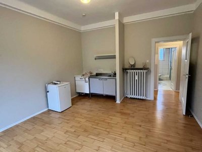 FÜR SINGLES*** TOLLE WOHNUNG MIT BALKON UND PANTRYKÜCHE IM WOHNRAUM***