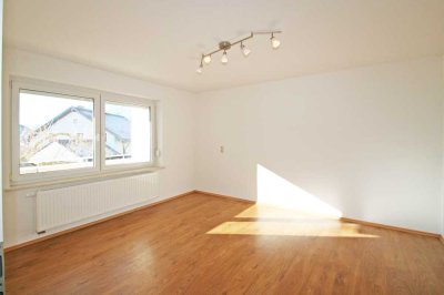 Modernisierte, helle 2-Zimmer-Wohnung mit S/W-Balkon und verglaster Loggia in Neugablonz