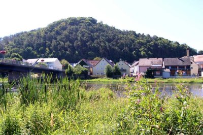 Bestandshaus mit vielen Möglichkeiten in toller Lage mit Flussblick