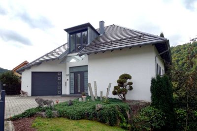 Stilvolle Villa mit Traumgarten, Garagen und Einliegerwohnung/Büro in Braunsbach