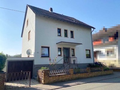 -----Gepflegtes Wohnhaus mit 2 Garagen und schönem Garten-----