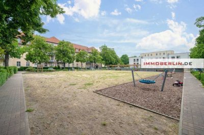 IMMOBERLIN.DE - Vermietete Altbauwohnung mit Südbalkon, kleinem Garten + Pkw-Stellplatz