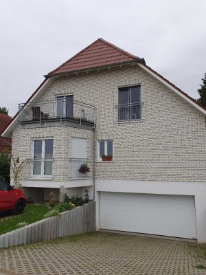 Helle Dachgeschosswohnung mit 2 Terrassen im Grünen