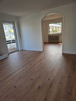 Erstbezug nach Renovierung: sonnige 4-Zimmer-Wohnung mit 2 Balkonen und Terrasse (Haus-Charakter)