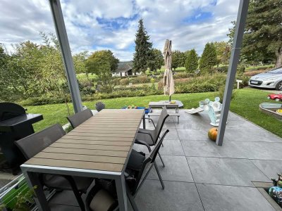 Helle und moderne Erdgeschosswohnung mit Südterrasse und Garten