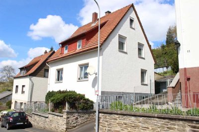 Mehrgenerationenhaus mit eingezäuntem Grundstück! Ortsrandlage! Umbau zum 2-Familienhaus möglich!