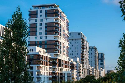 Vis-á-vis mit der Düsseldorfer Skyline in der stilvollen 3-Zimmer-Wohnung im 10.OG