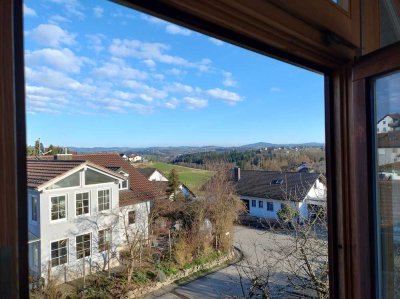 Ansprechende 5-Zimmer-Erdgeschosswohnung mit geh. Innenausstattung mit Balkon und EBK in Salzweg