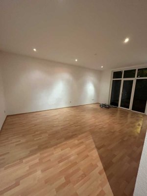 2 Zimmer Wohnung / 1. OG / Balkon / EBK / Vollbad