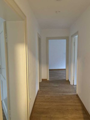 Helle 2 Zimmer-Wohnung, Küche mit Fenster, Bad mit Wanne und Fenster, Gartennutzung