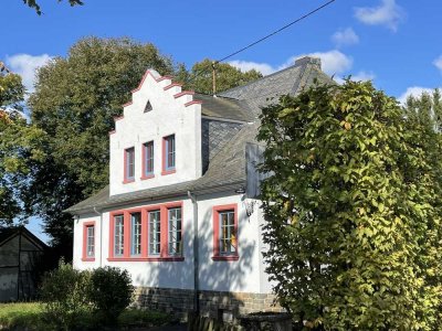 **Ehemalige Dorfschule: Charmantes Wohnhaus mit Garten und Gästehaus**