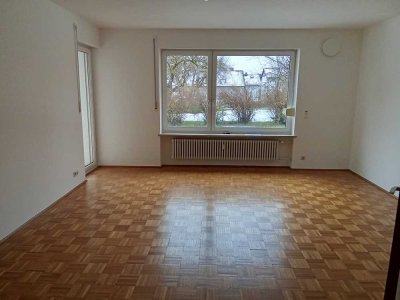 Gepflegte 4-Zimmer-EG-Wohnung mit Balkon und EBK in Zorneding