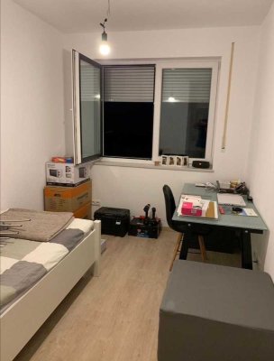 Schöne, helle 3 Zimmer-Wohnung mit sehr großer Dachterrasse