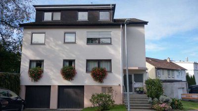 Schorndorf: Ruhige DG-Wohnung, großes Wohnzimmer & Balkon, Wärmepumpe, PV