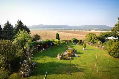 Freistehendes Zweifamilienhaus mit großartigem Blick ins Grüne!