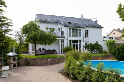 Exklusive Villa in Gersthofen! 
Wo Liebe zum Detail auf hochwertige Ausstattung inkl. Pool trifft!